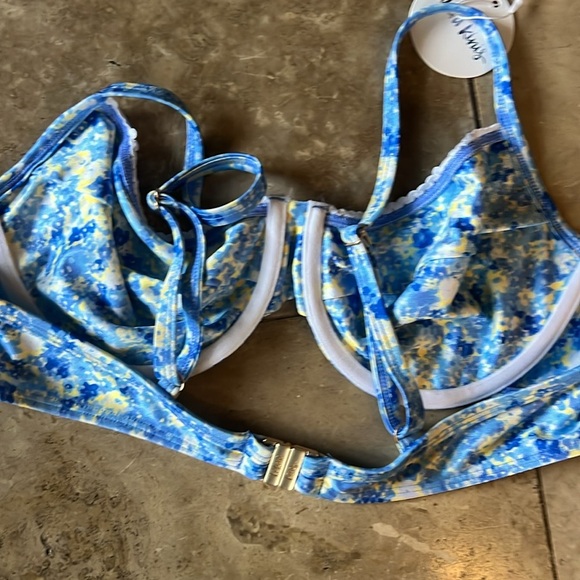 Kulani Kinis swimwear top NWT 2X Large.Blues and yellow with brass colored clasp - Picture 12 of 12